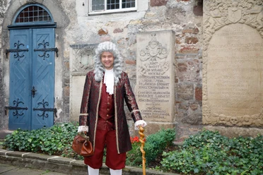 Doktor Eisenbart als Symbolfigur vor seinem Grabstein Doctor Ironbeard as a symbolic figure in front of his gravestone