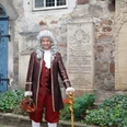 Doktor Eisenbart als Symbolfigur vor seinem Grabstein Doctor Ironbeard as a symbolic figure in front of his gravestone