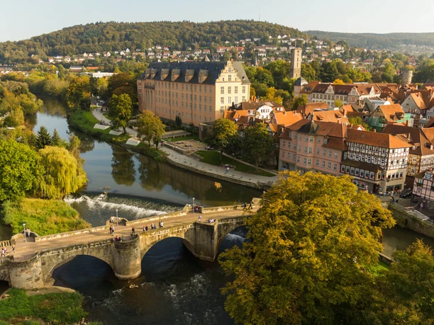 Luchtfoto van het Welfenschloss in Hann. Münden met de Werrabrücke-brug