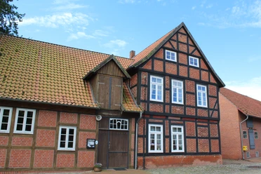 Wassermühle Bruchmühlen Fachwerkgebäude aus rotem Backstein mit Sprossenfenstern, ansprechende alte Wassermühle in ländlicher Umgebung.
