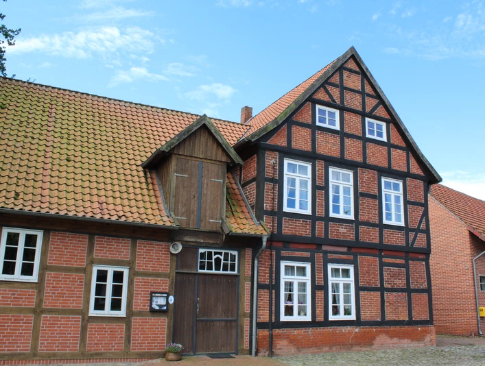 Wassermühle Bruchmühlen Fachwerkgebäude aus rotem Backstein mit Sprossenfenstern, ansprechende alte Wassermühle in ländlicher Umgebung.