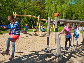 Wingster Waldzoo Kinder spielen auf einem Abenteuer-Spielplatz im Wingster Waldzoo bei Sonnenschein und frischem Grün.Children play on an adventure playground in the Wingster forest zoo in the sunshine and fresh greenery.Børn leger på en eventyrlig legeplads i Wingster skovzoo i solskin og frisk grønt.Kinderen spelen op een avontuurlijke speelplaats in de Wingster bosdierentuin in de zon en fris groen.