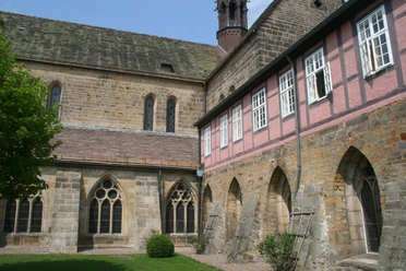 Kloster Loccum Kloster Loccum mit gotischen Fenstern und eleganten Backsteinfassaden vor einem klaren Himmel.