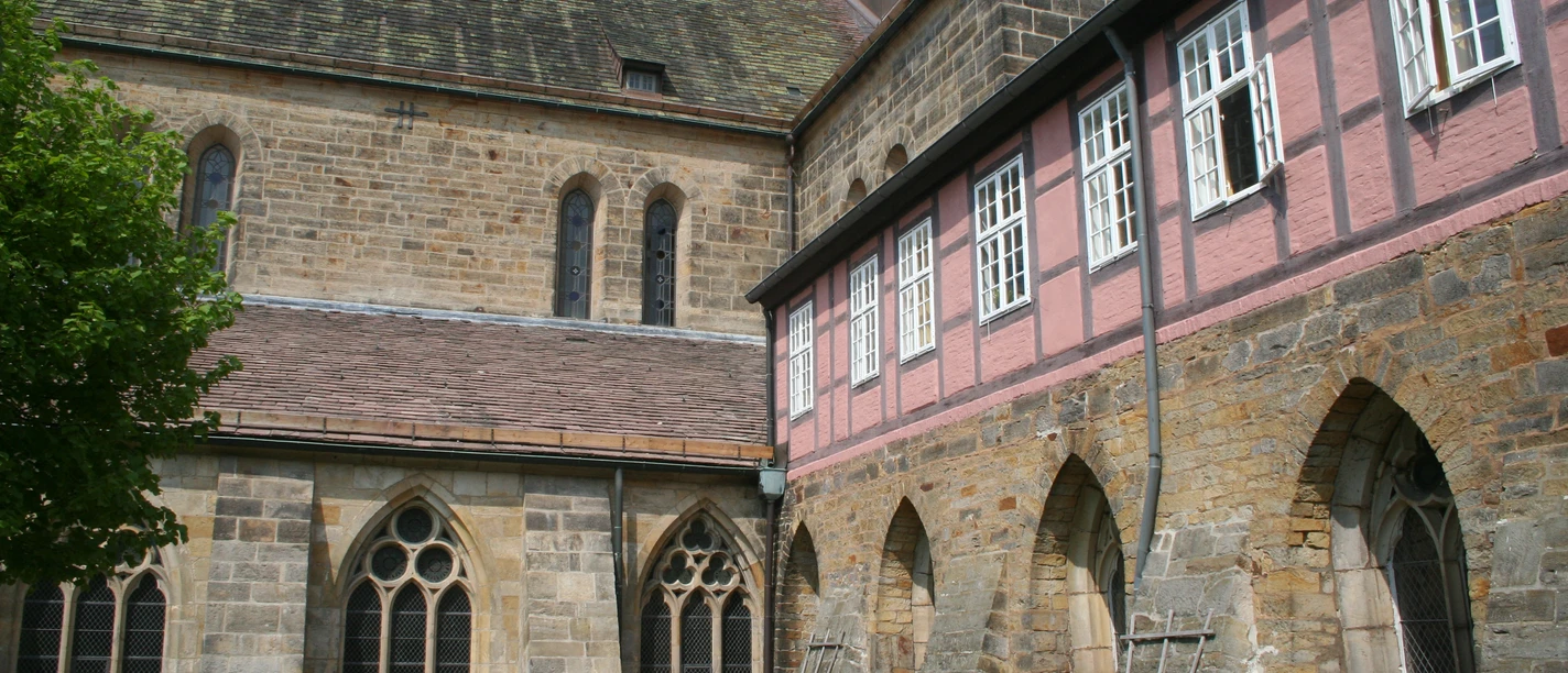 Kloster Loccum Kloster Loccum mit gotischen Fenstern und eleganten Backsteinfassaden vor einem klaren Himmel.