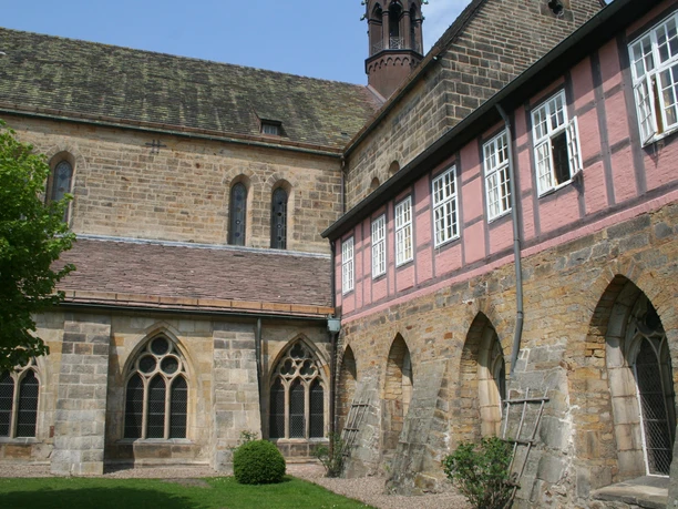Kloster Loccum Kloster Loccum mit gotischen Fenstern und eleganten Backsteinfassaden vor einem klaren Himmel.