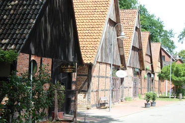 Scheunenviertel Steinhude Eine Reihe historischer Steinhuder Scheunen mit roten Ziegeldächern und grüner Umgebung.