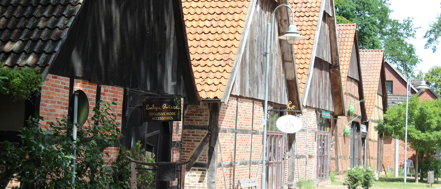 Scheunenviertel Steinhude Eine Reihe historischer Steinhuder Scheunen mit roten Ziegeldächern und grüner Umgebung.