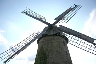 Windmühle Wegholm Historische Windmühle Wegholm mit vier Flügeln vor blauem Himmel, imposant und gut erhalten.