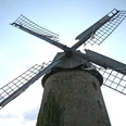 Windmühle Wegholm Historische Windmühle Wegholm mit vier Flügeln vor blauem Himmel, imposant und gut erhalten.