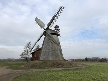 Windmühle Bierde Die Windmühle Bierde steht majestätisch auf einem Hügel umgeben von weiten grünen Feldern.