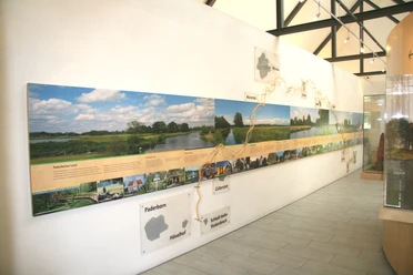 Ems-Infozentrum Innenanschicht Innenansicht eines Informationszentrums mit Wandinstallationen und Panoramakarten der Region.