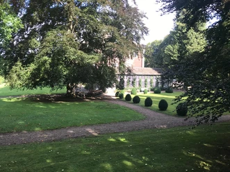 Schloss Rheder Schloss Rheder mit seinem beeindruckenden Herrenhaus umgeben von gepflegten Gärten und alten Bäumen.