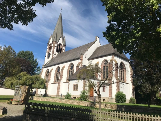 Die Pfarrkirche in Siddessen beeindruckt mit ihrem gotischen Turm und dem gepflegten Kirchvorplatz.