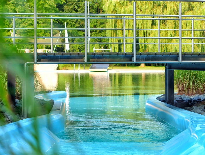 Wasserkanal des Naturbades Zeven Wasserkanal des Naturbades ZevenWater channel of the Zeven natural poolVandkanal i Zevens naturlige swimmingpoolWaterkanaal van het Zeven natuurzwembad