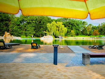 Blick auf das schön angelegte Gelände des Naturbades Zeven Blick auf das schön angelegte Gelände des Naturbades ZevenView of the beautifully landscaped grounds of the Zeven natural poolUdsigt over det smukt anlagte område ved Zevens naturpoolUitzicht op het prachtig aangelegde terrein van natuurzwembad Zeven