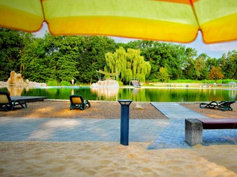 Blick auf das schön angelegte Gelände des Naturbades Zeven Blick auf das schön angelegte Gelände des Naturbades ZevenView of the beautifully landscaped grounds of the Zeven natural poolUdsigt over det smukt anlagte område ved Zevens naturpoolUitzicht op het prachtig aangelegde terrein van natuurzwembad Zeven