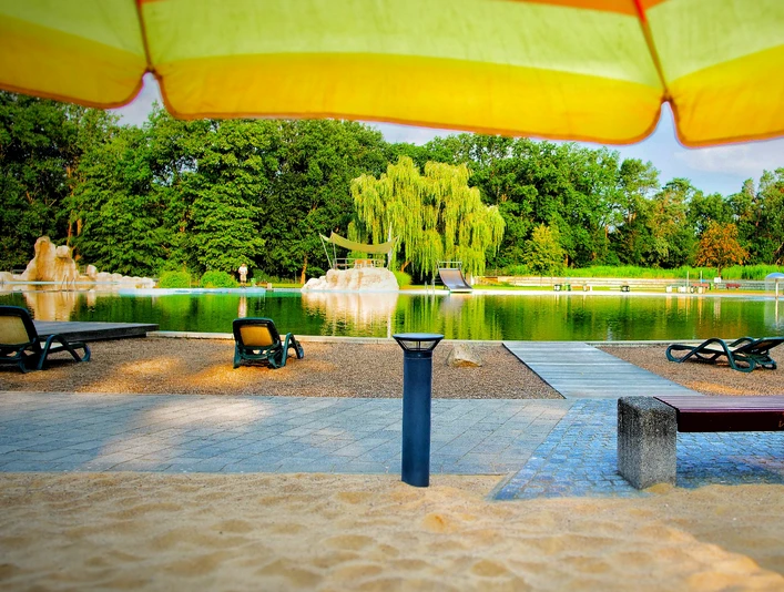 Blick auf das schön angelegte Gelände des Naturbades Zeven Blick auf das schön angelegte Gelände des Naturbades ZevenView of the beautifully landscaped grounds of the Zeven natural poolUdsigt over det smukt anlagte område ved Zevens naturpoolUitzicht op het prachtig aangelegde terrein van natuurzwembad Zeven