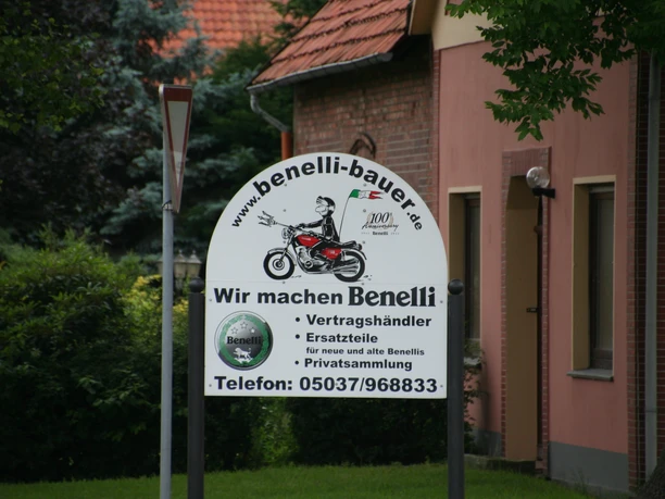Benelli Museum Ankündigung der Benelli-Motorräder, darauf ein stilisierter Motorradfahrer, umgeben von Bäumen.