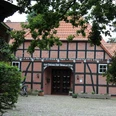 Hofmuseum Stakmann Fachwerkhaus des Hofmuseums Stakmann mit roten Ziegeln, umgeben von Bäumen, Fahrräder lehnen an der Wand.
