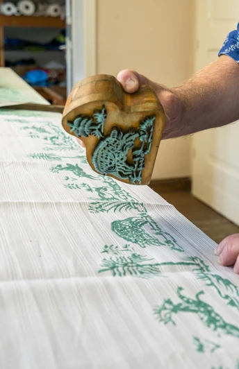 Einbecker Blaudruck_Model vom Stoff nehmen einbecker-blaudruck_model-vom-stoff-nehmeneinbecker-blaudruck_model-from-fabric-takingeinbecker-blaudruck_model-fra-stof-optagelseeinbecker-blaudruck_model-van-stofafname