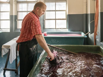 Einbecker Blaudruck_Auswaschen des Druckpapps einbecker-blaudruck-auswaschen-des-druckpapps