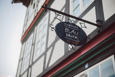 Einbecker Blaudruck Beschilderung „Einbecker Blaudruck 1638" an einem Fachwerkhaus.