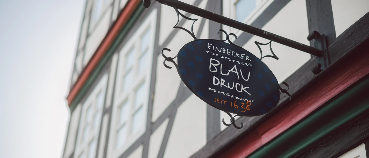 Einbecker Blaudruck Beschilderung „Einbecker Blaudruck 1638" an einem Fachwerkhaus.