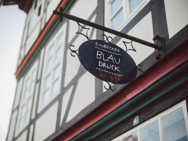 Einbecker Blaudruck Beschilderung „Einbecker Blaudruck 1638" an einem Fachwerkhaus.