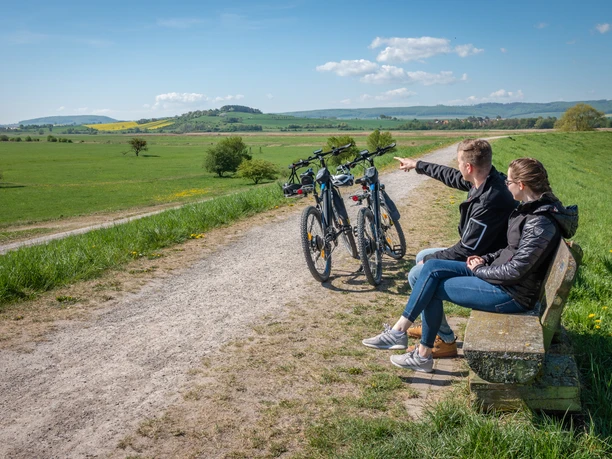 1Leinepolder Radfahrer Pause auf einer Bank leinepolder-radfahrer-pause-auf-einer-bank