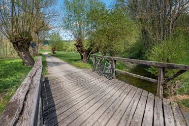 krummes-wasser-bruecke-mit-rad