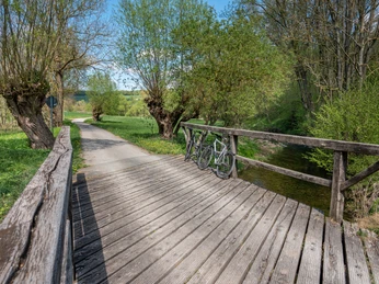 Krummes_Wasser_Bruecke_mit_Rad krummes-wasser-bruecke-mit-radcrooked-water-bridge-with-wheelskæv-vand-bro-med-hjulkromme-water-brug-met-wiel