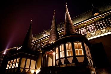 Altes Rathaus_drei Türme bei Nacht old-town-hall-drie-torens-bij-nacht