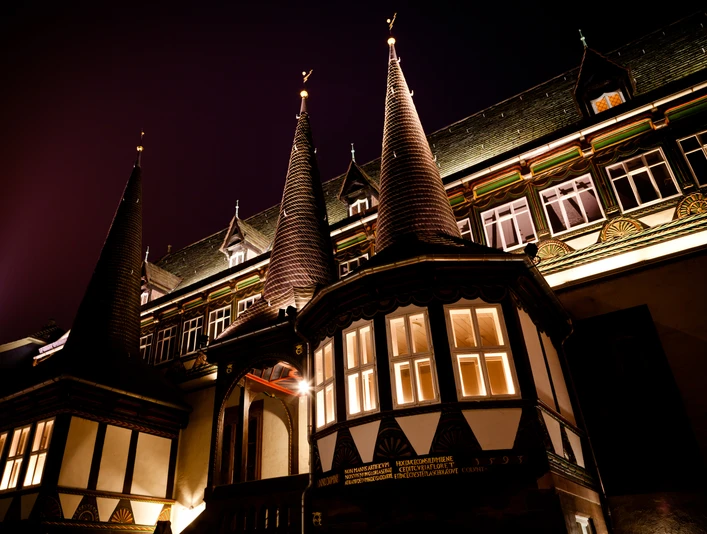 Altes Rathaus_drei Türme bei Nacht altes-rathaus-drei-tuerme-bei-nachtold-town-hall-three-towers-at-nightgammel-by-hall-tre-tårne-om-nattenold-town-hall-drie-torens-bij-nacht