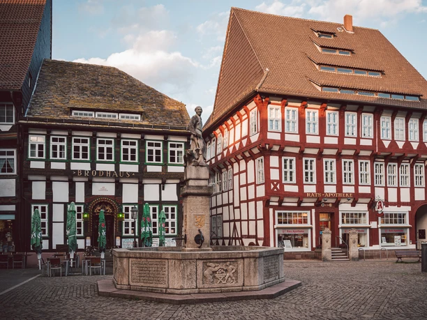 Marktplatz_mit Till Eulenspiegel, Brodhaus und Rats-Apotheke marktplatz-mit-till-eulenspiegel-brodhaus-und-rats-apotheke