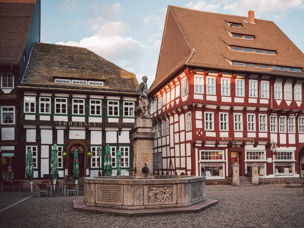 Marktplatz_mit Till Eulenspiegel, Brodhaus und Rats-Apotheke Till-Eulenspiegel-Brunnen auf Kopfsteinpflaster vor Brodhaus und roter Rats-Apotheke.