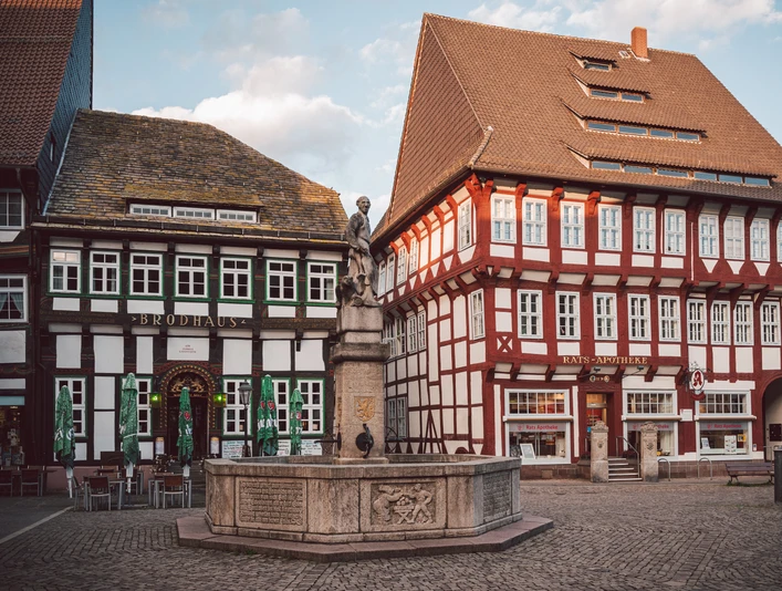 Marktplatz_mit Till Eulenspiegel, Brodhaus und Rats-Apotheke marktplatz-mit-till-eulenspiegel-brodhaus-und-rats-apothekemarketplace-with-till-eulenspiegel-brodhaus-and-rats-apothekemarkedsplads-med-til-eulenspiegel-brodhaus-og-rotter-apotekmarktplaats-met-tot-eulenspiegel-brodhaus-en-rats-apotheek