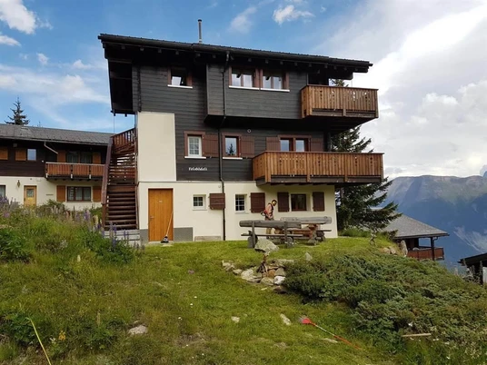 Aussenansicht mit Zugang, Sommer