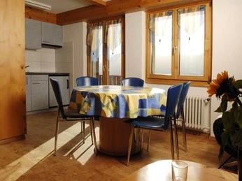 Wohnzimmer mit Südbalkon