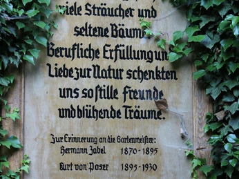 Gedenktafel Forstbotanischer Garten Hann. Münden Gedenktafel Forstbotanischer Garten Hann. MündenMemorial plaque at the Hann. Münden forest botanical gardenMindetavle i Hann. Münden skovens botaniske haveGedenkplaat in de botanische tuin van het bos van Hann. Münden