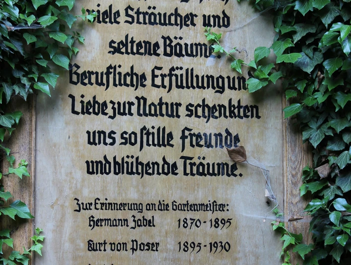 Gedenktafel Forstbotanischer Garten Hann. Münden Gedenktafel Forstbotanischer Garten Hann. MündenMemorial plaque at the Hann. Münden forest botanical gardenMindetavle i Hann. Münden skovens botaniske haveGedenkplaat in de botanische tuin van het bos van Hann. Münden