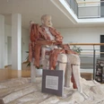 Eine beeindruckende Skulptur von Fijodor Karamasow, der in einem modernen Innenraum posiert.