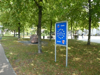 Skulptur "Freund von Weser" steht in Achim: Metallfigur inmitten einer parkähnlichen Umgebung.