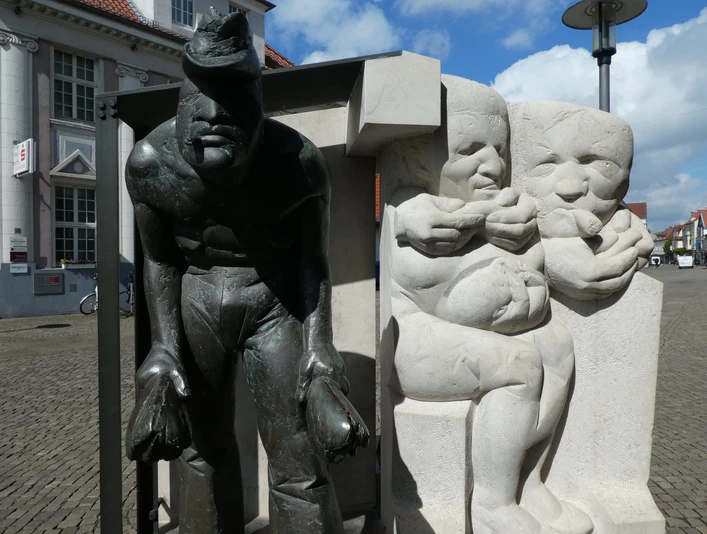 Skulptur eines Zigarrenmachers mit charakteristischen Details in Esens, Norddeutschland.