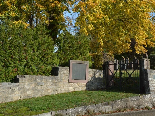 Jüdischer Friedhof in Brakel Herbstlich gefärbter jüdischer Friedhof in Brakel mit altehrwürdigem Eingangstor und Gedenktafel.