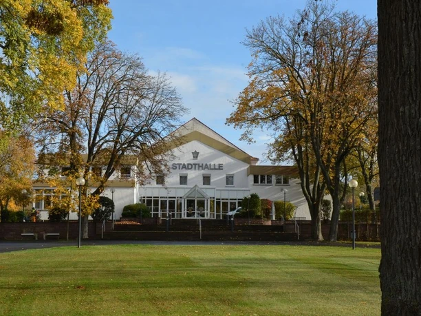 Stadthalle in Brakel Die Stadthalle in Brakel umgeben von herbstlich bunten Bäumen und einer großzügigen Grünfläche.