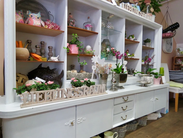 Weißes vintage Regal mit Dekoartikeln