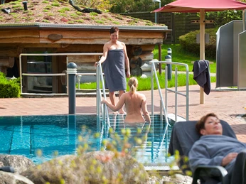 Saunalandschaft - Sole-Therme Otterndorf Außenbecken der Sole-Therme Otterndorf mit Badegästen und Sauna im Hintergrund