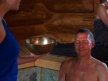 Saunalandschaft - Sole-Therme Otterndorf Saunagang in der Sole-Therme Otterndorf mit Klangschale und entspannter Atmosphäre.