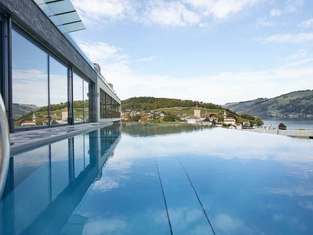 spiez-belvedere-wellness-oase-infinity-pool-aussicht-spiez.jpg
