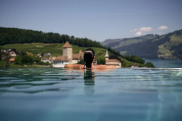 spiez-belvedere-wellness-oase-inifinity-pool-aussicht-bucht.jpg
